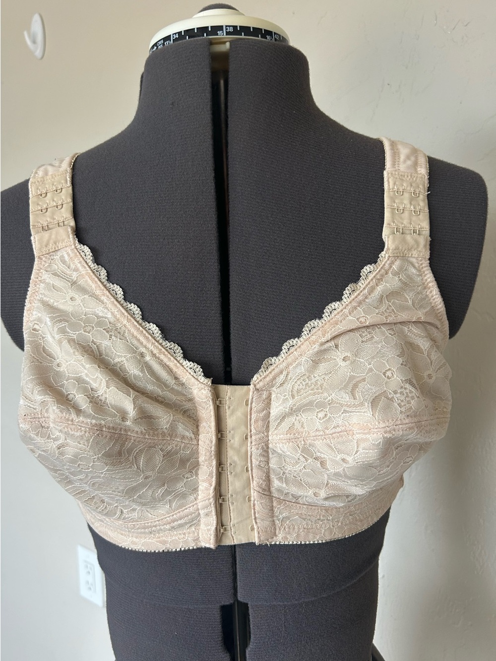 nude front-closure wireless bra Floral Print Instant Shaping 36B (1873)